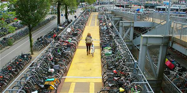 Son tantas las bicicletas, que no hay espacio para todas. Por eso, unas 25.000 caen a los canales de Ámsterdam. 