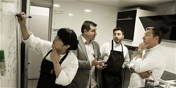 Choi Yunju y Josep, Jordi y Joan Roca, en el Rocalab donde se experimentan los menús de la gira.