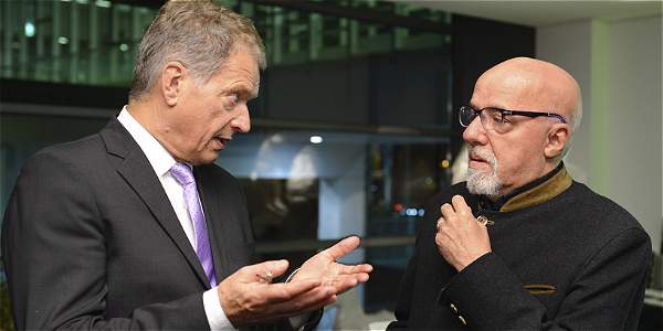 El presidente finlandés, Sauli Niinisto (i), habla con el escritor brasileño Paulo Coelho antes de la ceremonia de inauguración de la Feria del Libro de Fráncfort (Alemania).